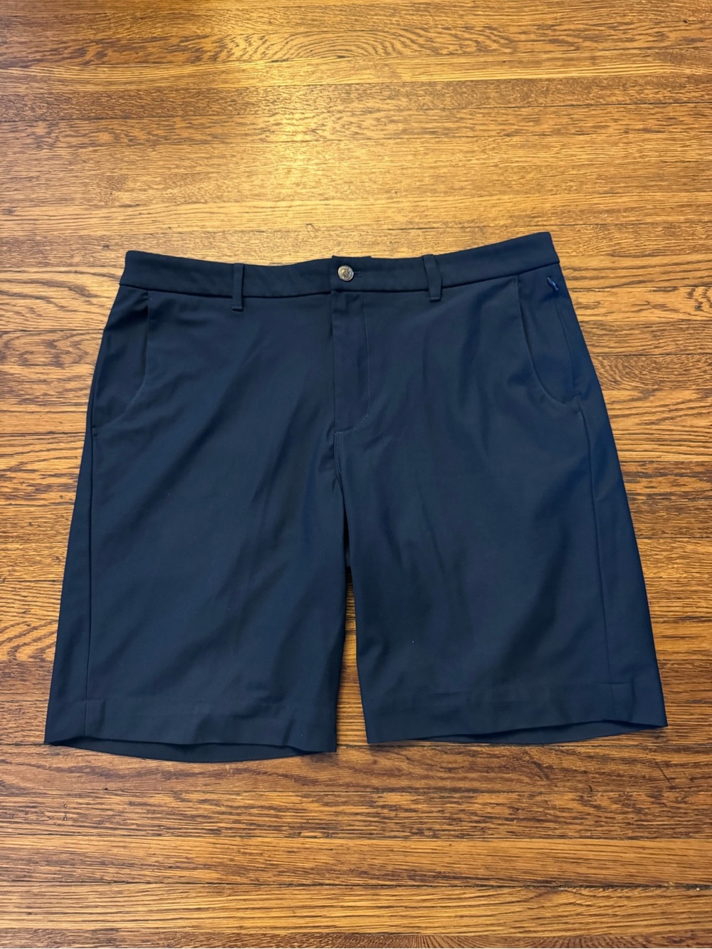 johnnie-O
Fusion Knit Performance Shorts. (NWOT) navy.